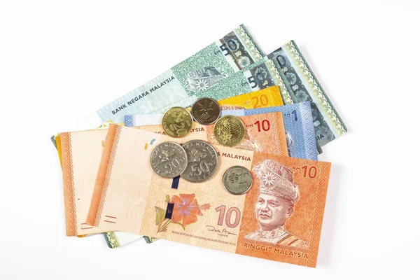 白い表面に3つの50マレーシアリンギット紙幣と硬貨 — ストック写真