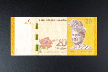 Siyah bir yüzey üzerinde 20 Malezya Halkası banknotu