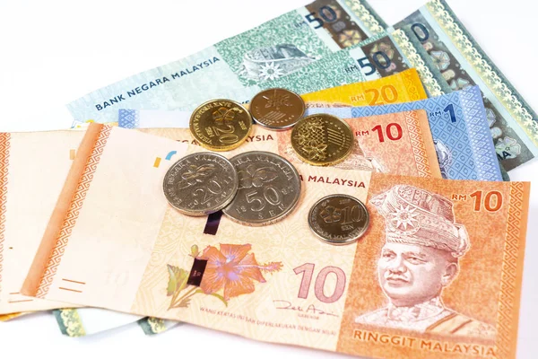 Drei Malaysische Ringgit Banknoten Und Münzen Auf Weißer Oberfläche — Stockfoto