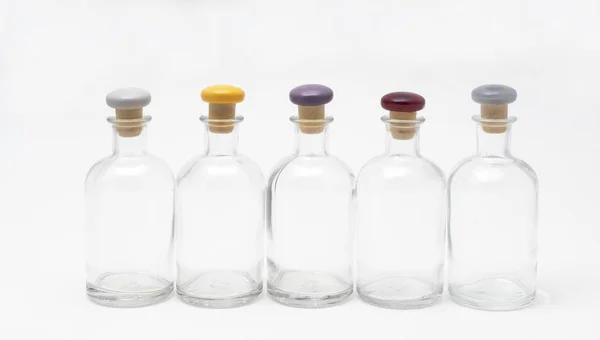 Petites Bouteilles Verre Avec Capuchon Coloré Aligné Sur Une Surface — Photo