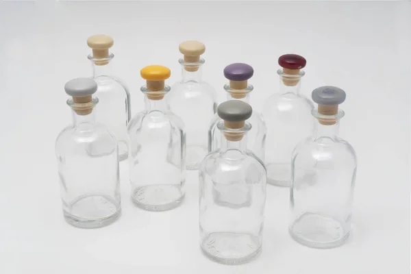 Små Glasflaskor Med Färgade Locket Vit Yta — Stockfoto