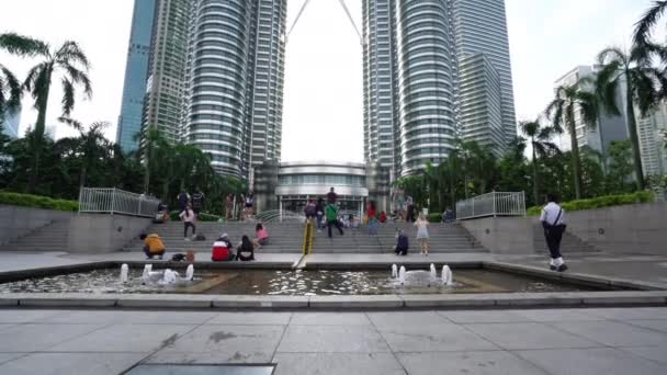 Kuala Lumpur, Malajzia. Január 2019. panorámás kilátás nyílik a szökőkút előtt a Petronas twin towers