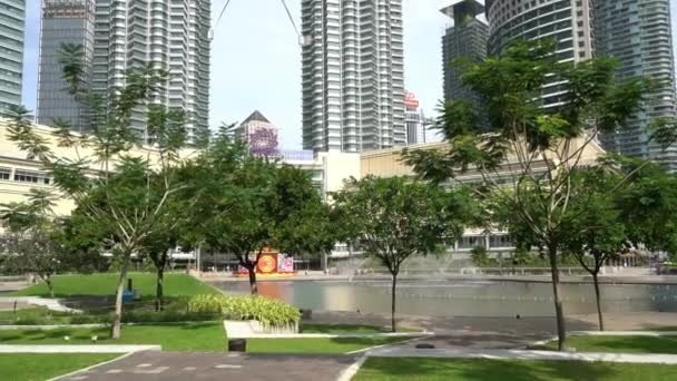 クアラルンプール マレーシア 2019 ペトロナスと Klcc 公園のビュー ツイン背景の塔 — ストック動画