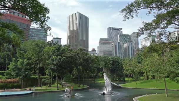クアラルンプール マレーシア 2019 背景に高層ビルと Klcc 公園の湖 — ストック動画