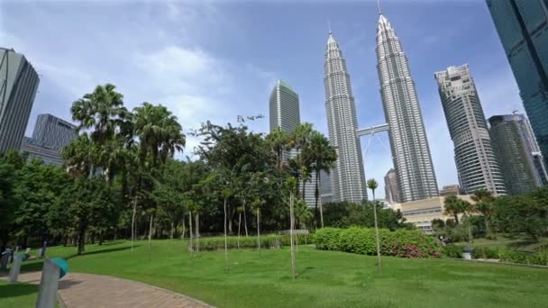 クアラルンプール マレーシア 2019 ペトロナスと Klcc 公園のビュー ツイン背景の塔 — ストック動画