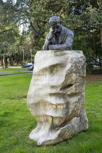 Статуя Джузеппе Джирардини в Удине — стоковое фото