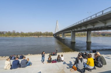 Varşova Vistula Nehri kıyısında rahatlayın