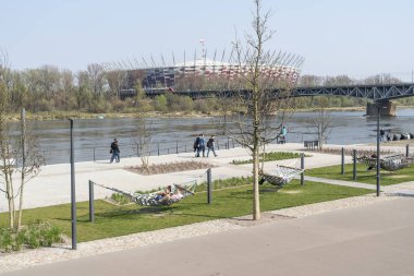 Varşova Vistula Nehri kıyısında rahatlayın