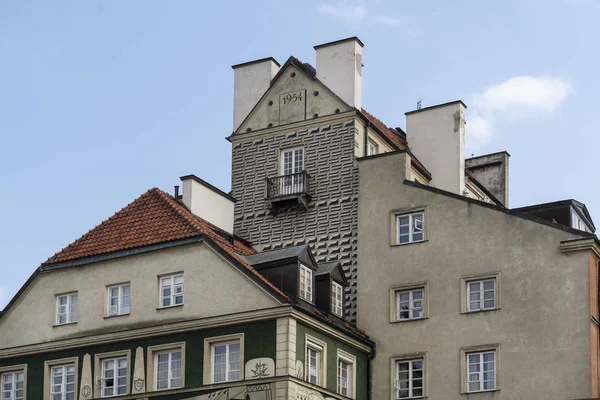Varşova'da eski evler ve gökyüzü — Stok fotoğraf