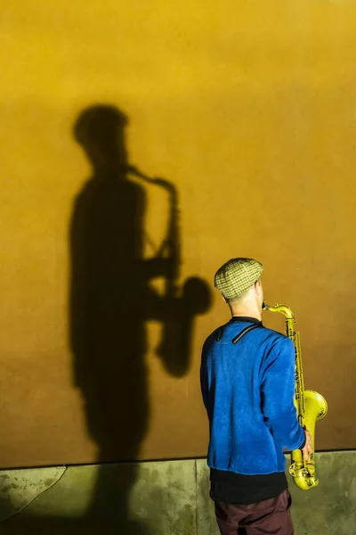 The sax player in Warsaw — Stock Photo, Image