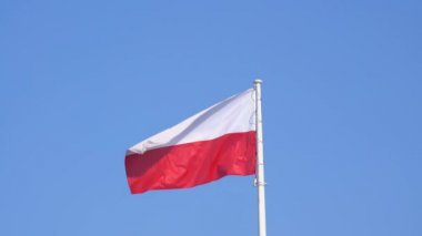 Varşova, Polonya. Nisan 2019. Polonya bayrağı açık bir gökyüzünde sallayarak