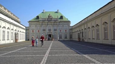 Varşova, Polonya. Nisan 2019. Bakır Çatı Sarayı avlusu görünümü
