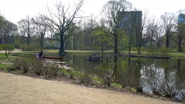 Warszawa Polen April 2019 Skulptur Vattnet Vid Dammen Krasinskich Trädgården — Stockvideo