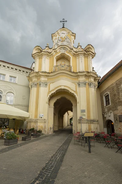 Heliga Trefaldighetskyrkan & Basilian Gate i Vilniu — Stockfoto