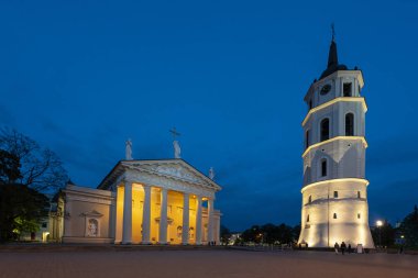 Vilnius'taki katedral ve çan kulesi