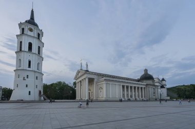 Vilnius'taki katedral ve çan kulesi