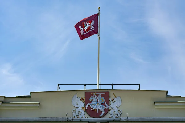 Le drapeau avec les armoiries de la République de Lituanie — Photo