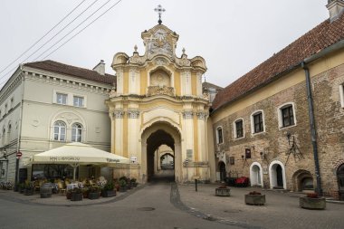 Vilniu'daki Kutsal Teslis Kilisesi & Basilian Kapısı