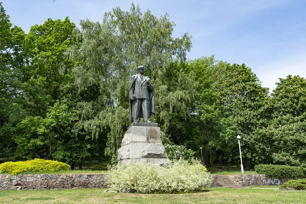 Памятник писателю Петру Чвирке в Вильнюсе — стоковое фото