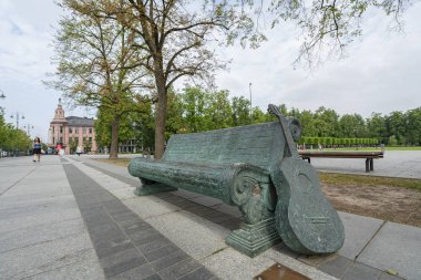  Vilnius bir gitar ile Bir Bench