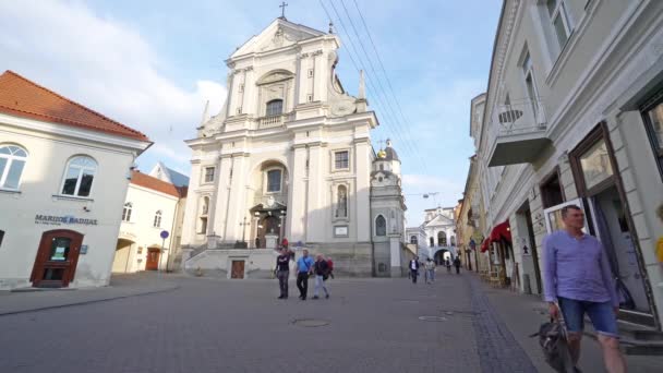 Vilnius Lituania Maggio 2019 Veduta Della Facciata Della Chiesa Santa — Video Stock