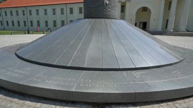Vilnius, Litvanya. Mayıs 2019. Litvanya Ulusal Müzesi önünde Kral Mindaugas Anıtı