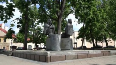 Vilnius, Litvanya. Mayıs 2019. Heykeltıraş Daliut ona Matulait tarafından lazdyn pelda heykeli. 1995. bu heykel kardeş yazarlar Sofija Ivanauskait-Pibiliauskien (1867-1926) ve Marija Ivanauskait-Lastauskien (1872-1957 adanmış)