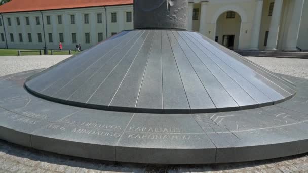 维尔纽斯 立陶宛 2019 立陶宛国家博物馆前的明道斯国王纪念碑 — 图库视频影像