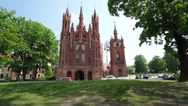 Vilnius Litvánia Május 2019 Kilátás Szent Anna Templom Homlokzatára — Stock videók