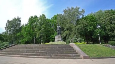 Vilnius, Litvanya. Mayıs 2019. Peter Circus Meydanı 'nda yazar Peter Cvirka Anıtı
