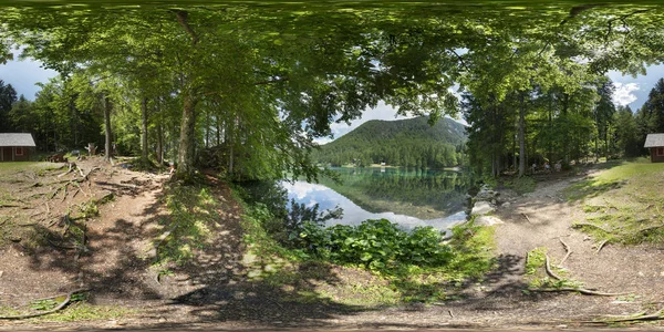 Fusine Lake i Fusine Valromana, Italien - Stock-foto