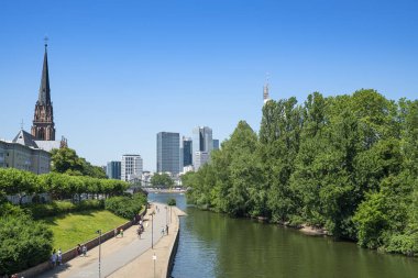 Frankfurt'ta Ana nehir üzerinde Banka