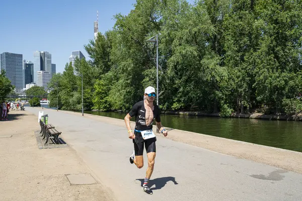 法兰克福河畔的跑步者 — 图库照片