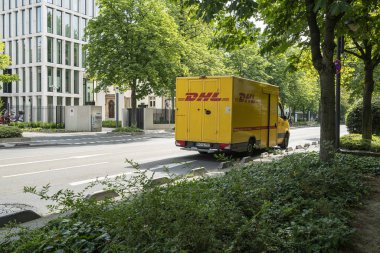 Frankfurt'ta mal teslimatı için bir minibüs