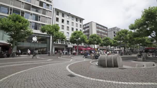 Frankfurt Main Július 2019 Szökőkút Groe Bockenheimer Strasse Város Központjában — Stock videók