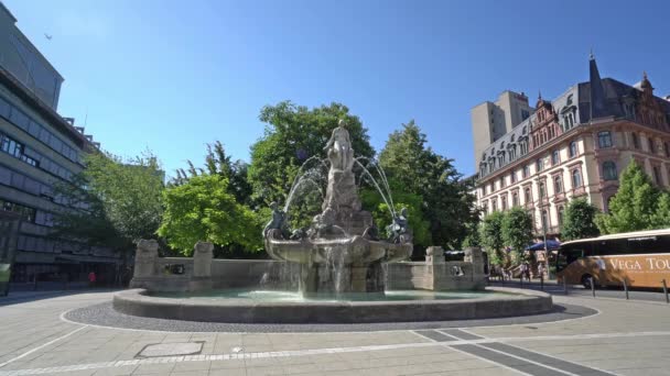 德国法兰克福 2019 法兰克福先生森布鲁宁喷泉 — 图库视频影像