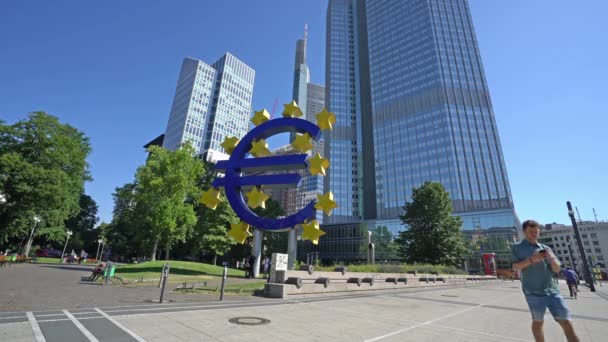 Φρανκφούρτη Γερμανία 2019 Ιουλίου Σύμβολο Του Ευρώ Μνημείο Μπροστά Από — Αρχείο Βίντεο