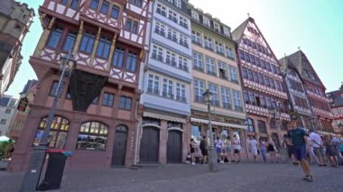 Frankfurt Main, Temmuz 2019. Rmerberg meydanında yürüyen insanların görünümü