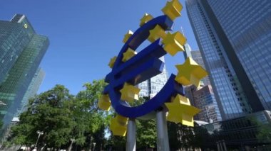 Frankfurt, Almanya. Temmuz 2019. Eurotower önünde Euro anıtı sembolü