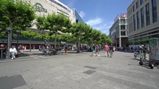Frankfurt Main Temmuz 2019 Zeil Sokak Boyunca Yürüyen Insanların Görünümü — Stok video