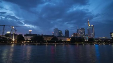 Frankfurt, Almanya. Temmuz 2019. gece nehir Main arka plan karşı şehrin silueti