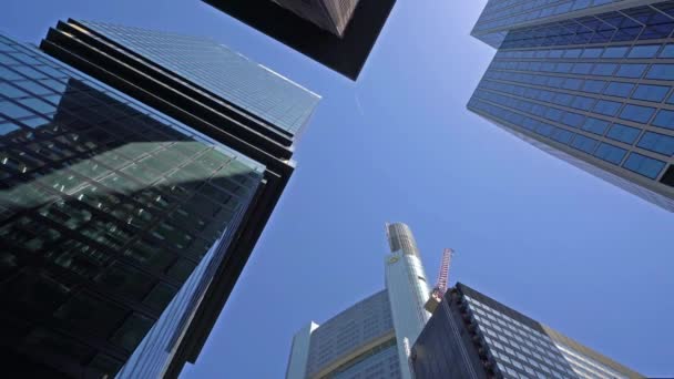Frankfurt Main Juli 2019 Moderne Wolkenkratzer Finanzviertel Von Unten Gesehen — Stockvideo