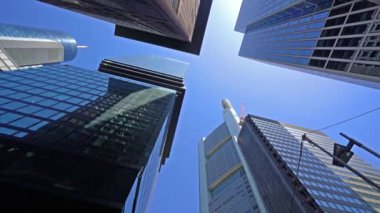 Frankfurt, Almanya. Temmuz 2019. aşağıdan görülen finans bölgesinde modern gökdelenler.