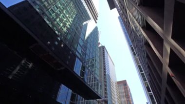 Frankfurt, Almanya. Temmuz 2019. aşağıdan görülen finans bölgesinde modern gökdelenler.