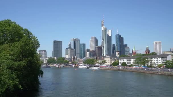 ドイツ フランクフルト2019年7月 川の背景に対する都市のスカイライン — ストック動画