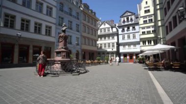 Frankfurt, Almanya. Temmuz 2019. şehir merkezinde Hhnermarkt meydanında Friedrich-Stoltze-Brunnen çeşme
