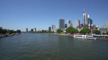 Frankfurt, Almanya. Temmuz 2019. Nehir Main arka plan karşı şehrin silueti