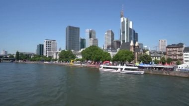 Frankfurt, Almanya. Temmuz 2019. Nehir Main arka plan karşı şehrin silueti