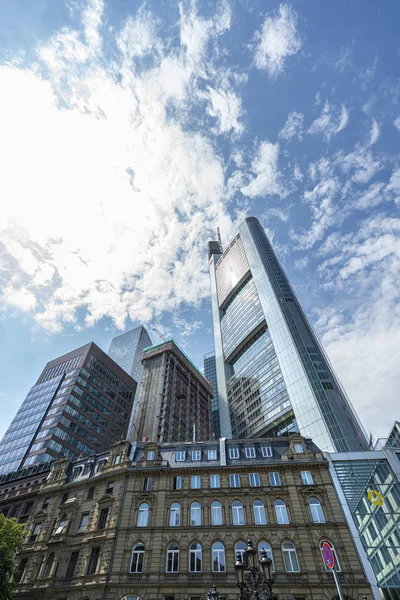 Alte und moderne Gebäude in Frankfurt — Stockfoto