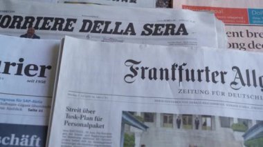 Frankfurt Main, Almanya. 29 Haziran 2019. Ahşap bir masa üzerinde bazı uluslararası gazeteler